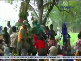 Warga Berebut Sayuran dari Acara Ruwat Bumi