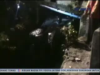 Mobil Terseret Banjir dan Masuk Kali