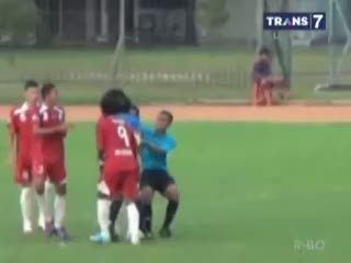 Tim Lawan Dapat Penalti, Pemain Serang Wasit