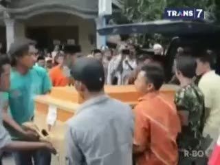 Isak Tangis Sambut 4 Jenazah Korban Ruko