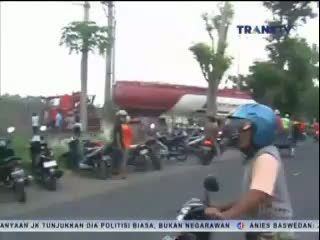 Truk Tangki BBM Tabrak Pohon dan Bengkel