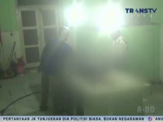 Asyik Dengar Radio, Minibus Tabrak Truk Semen
