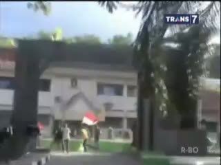 Bubarkan Demo, Polisi Serbu Kampus