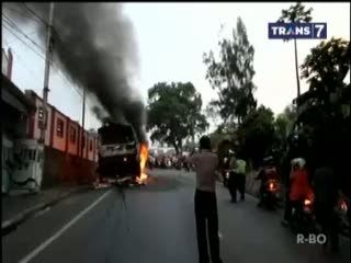 Bus Terbakar, Jalur Puncak Macet