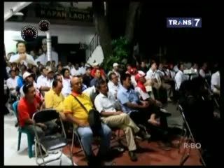 Beragam Ekspresi Warga Saat Nobar Debat Capres-Cawapres