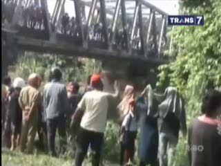 Wanita Pengantin Baru Nekat Terjun ke Sungai