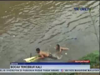 Pencarian Bocah Tercebur Kali Ciliwung Masih Berlangsung