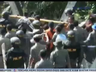 Anggota Ormas Hadang Petugas Satpol PP