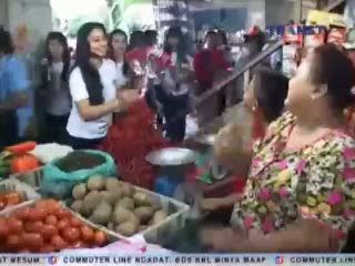 Perempuan Cantik Bagikan Bunga ke Warga