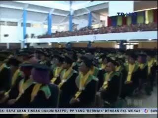 Wisudawan Terbaik Diraih Anak Pengayuh Becak