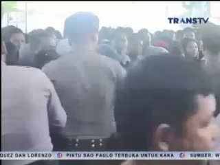 Ribuan Pelamar Kerja Berdesakan, Seorang Wanita Pingsan