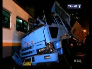 Tronton Mental Timpa Motor Berisi Bocah