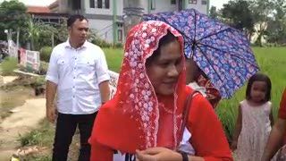 Warga Kerubuti Istri Jokowi, Aura Ibu Negara?