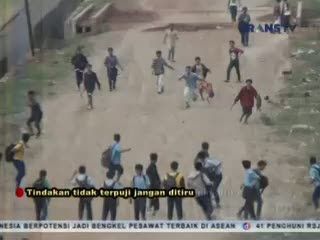 Para Pelajar Saling Serang dengan Batu dan Senjata Tajam di Rel Kereta