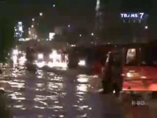 Hujan Deras Membuat Kali Sekertaris Meluap