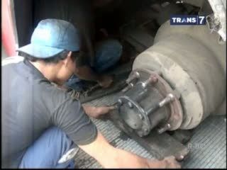 Ban Bus TransJakarta Copot ke Selokan