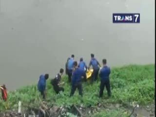 Mayat Pria Penuh Luka Ditemukan Mengambang di Kali Cipinang