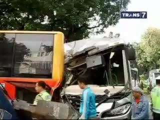 Bus Transjakarta Kecelakaan, 11 Orang Terluka