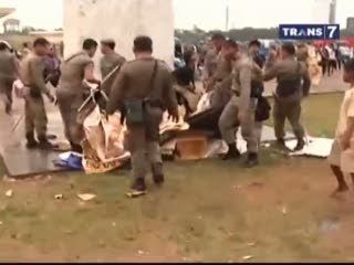 Satpol PP Bentrok dengan PKL Monas