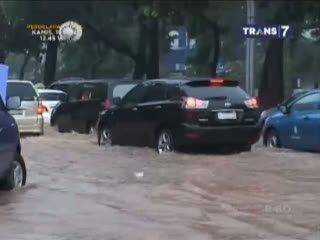 Fenomena Hujan di Musim Kemaru, Warga Khawatirkan Kesehatan