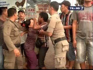 Razia PKL Monas, Pedagang Marah Ditertibkan