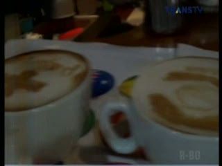 Melukis Bendera Kontestan Piala Dunia di Atas Secangkir Kopi