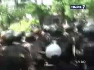 Polisi Buka Blokade Jalan di Dolly