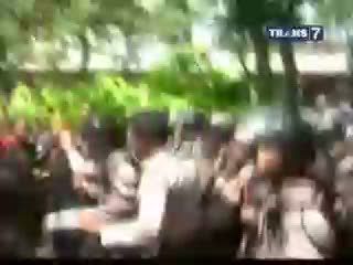 Warga Dolly Nyaris Bentrok dengan Polisi