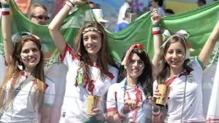 Suporter Wanita Iran Tampil Menarik