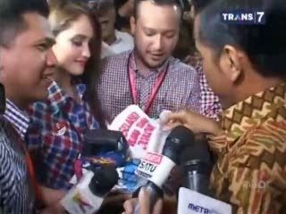 Cinta Laura Beri Jokowi Kue Ulang Tahun