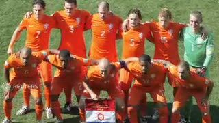 Hajar Chile 2-0, Belanda Juara Grup B