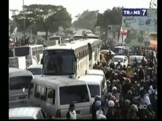 Tolak Eksekusi, Warga Karawang Blokir Jalan