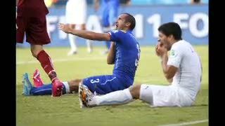 Suarez Gigit Pundak Bek Italia Menjadi Trending Topics