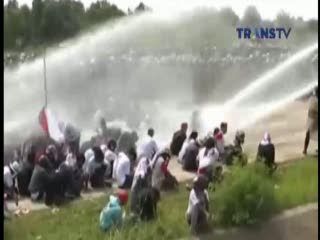 Bentrokan Polisi Vs Warga Saat Eksekusi Lahan Sengketa di Karawang