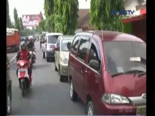 Tak Bisa Kendalikan Laju, Truk Hantam 5 Mobil di Depannya