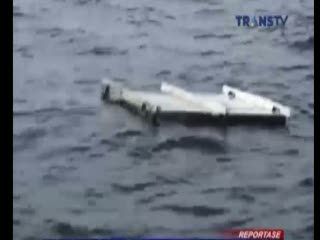 Kapal Nelayan Hancur Tersapu Ombak Setinggi 3 Meter