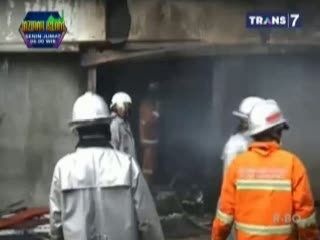 Petugas Pemadam Masih Lakukan Pendinginan di Pasar Bandung