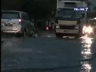 Hujan Deras dan Banjir Semalam, Sejumlah Kendaraan Mogok di Tengah Jalan