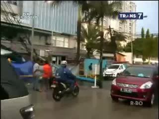 Tiang Pancang Paku Bumi Ambruk Menimpa 5 Sepeda Motor