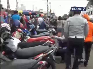 Razia Parkir Liar, Petugas Dishub Kempesi Roda Kendaraan 