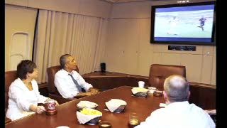 Barack Obama Tonton Piala Dunia dari Air Force One