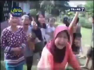 Ibu Mengamuk Warganya Ditangkap Polisi