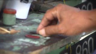 Punya KTA Gerindra, Tukang Pelat Nomor Kendaraan Ini Akan Pilih Jokowi