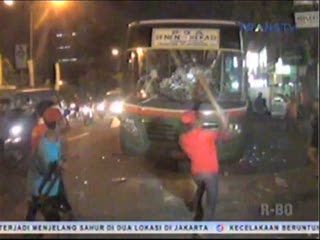 Tabrak Sepeda Motor, Bus Mayasari Dirusak Massa