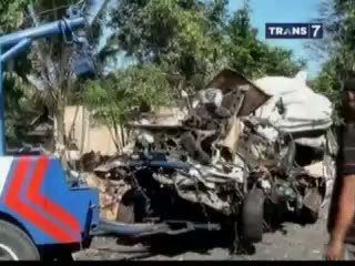 Mobil Travel Tabrak Truk, 8 Orang Tewas
