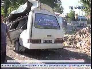 Mobil Travel Tabrak Truk Tronton, 8 Orang Tewas