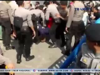 Unjuk Rasa Ricuh, Polisi Evakuasi Buruh Keluar Pabrik