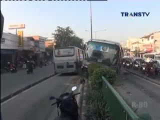Hindari Kopaja, Bus Transjakarta Tabrak Pembatas Jalan