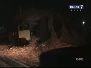 Truk Tabrak Truk yang Terguling