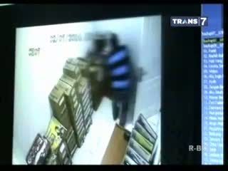 Detik-detik Aksi Pencurian 400 Bungkus Rokok Terekam CCTV